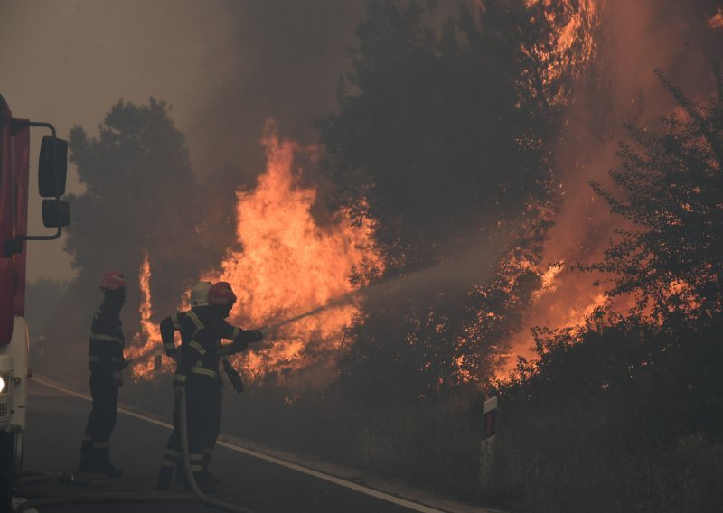 Na požaru kod Šibenika ozlijeđena tri vatrogasca, situacija znatno bolja nego popodne