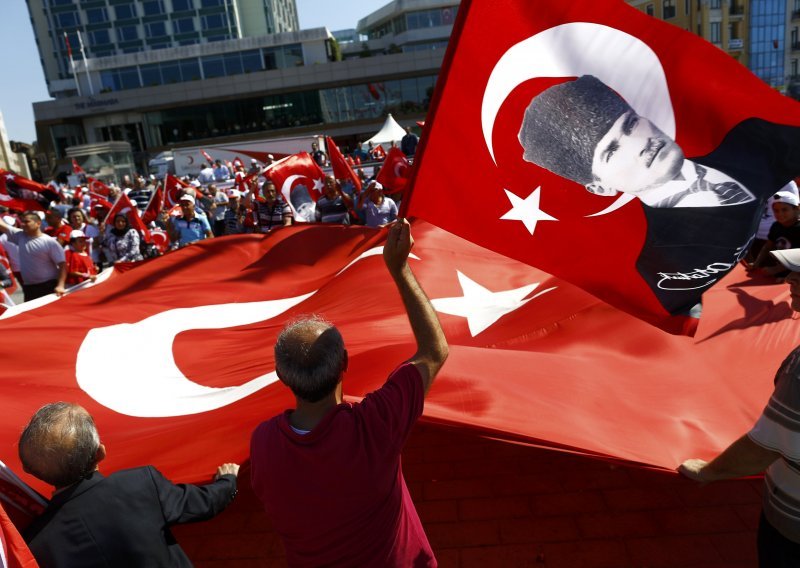 Tisuće Turaka izišle na ulicu: Mi smo vojnici Mustafe Kemala!