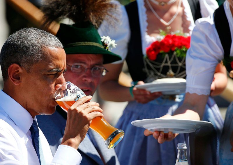 Obama i Merkel se uz pošalice opustili uz pivo