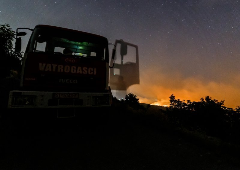 Požar kod Trogira ugasilo 20 vatrogasaca, izgorjelo 8000 kvadrata niskog raslinja