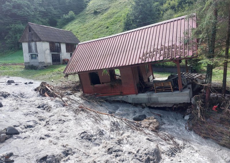 Ovako izgleda slovensko Cerkno nakon nevremena koje je ceste pretvorilo u rijeke