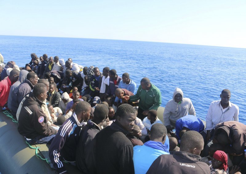 Talijanska obalna straža spasila stotine imigranata