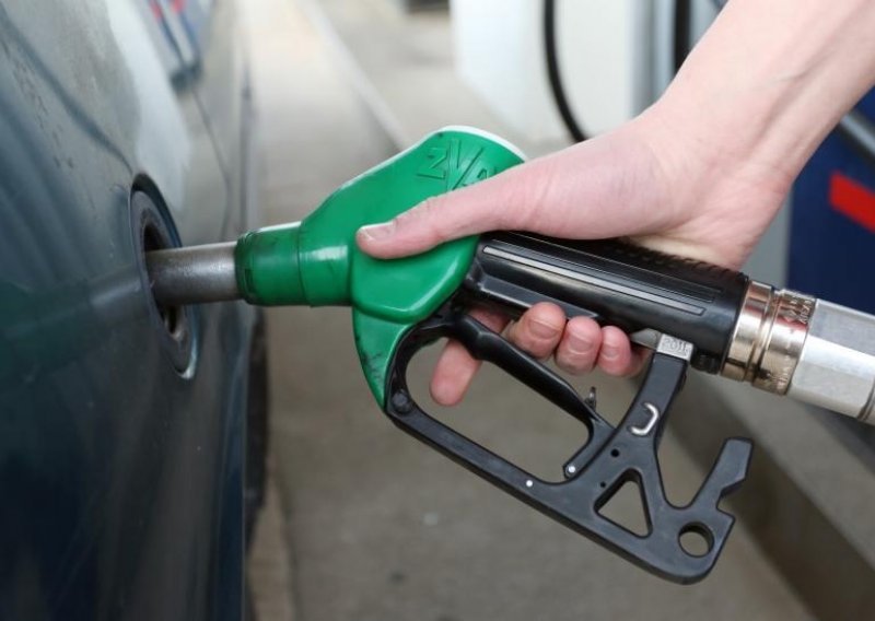 Hoće li benzin uskoro pojeftiniti ispod osam kuna po litri?