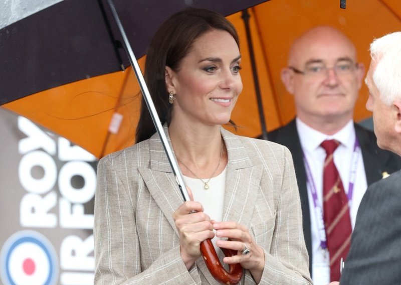 Kate Middleton zablistala u chic izdanju i omiljenim ravnim cipelama