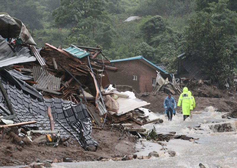 Poplave izazvale brojna klizišta u Južnoj Koreji, stotine evakuiranih