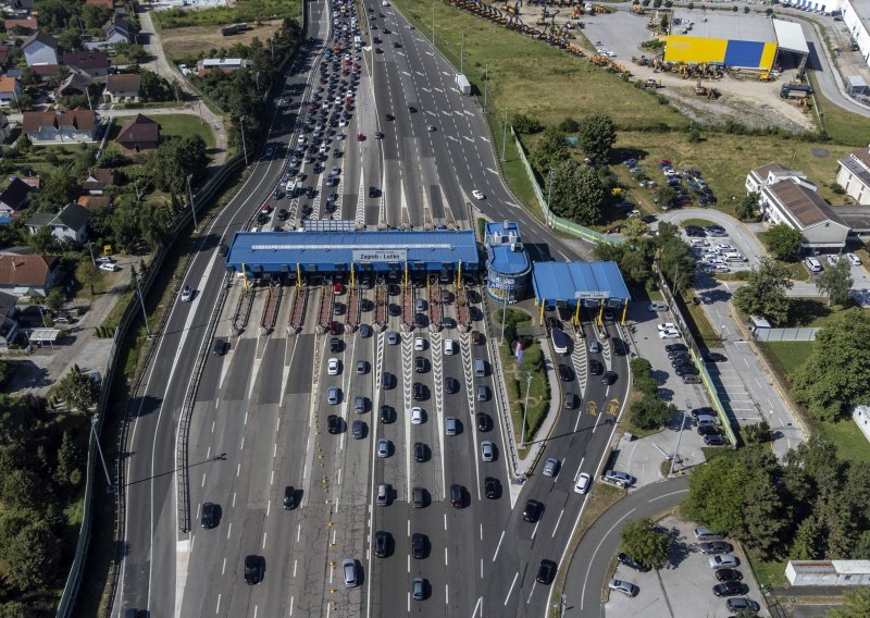 Pogled iz ptičje perspektive na gusti promet na Lučkom