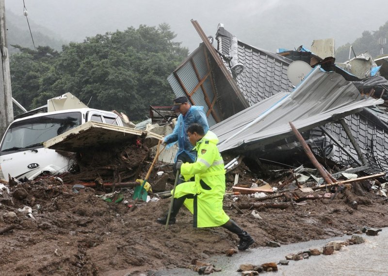 U poplavama u Južnoj Koreji poginula najmanje 31 osoba