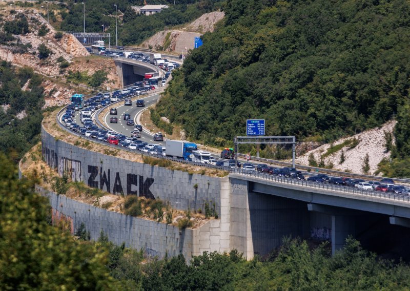 Kilometarske kolone na cestama, višesatna čekanja na granicama