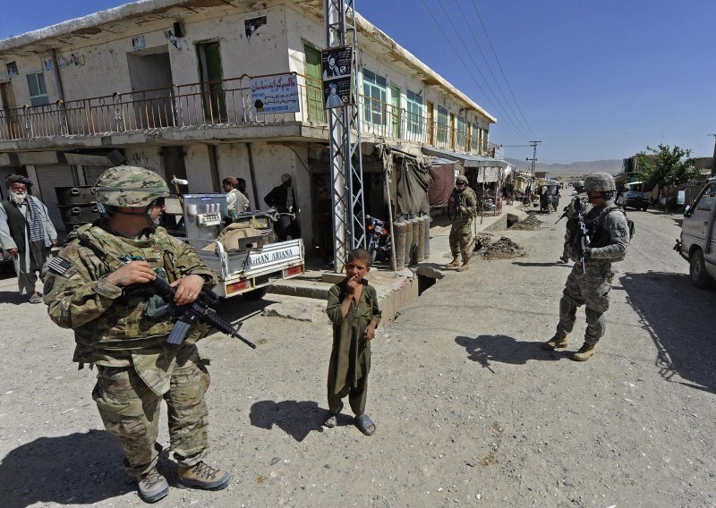 Ginuli mali Afganistanci i NATO vojnici