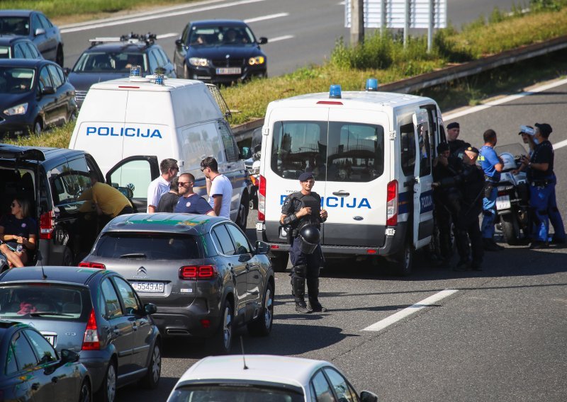 Stotine hajdukovaca zaustavljeni u Lučkom, i uz pratnju policije kreću prema Maksimiru