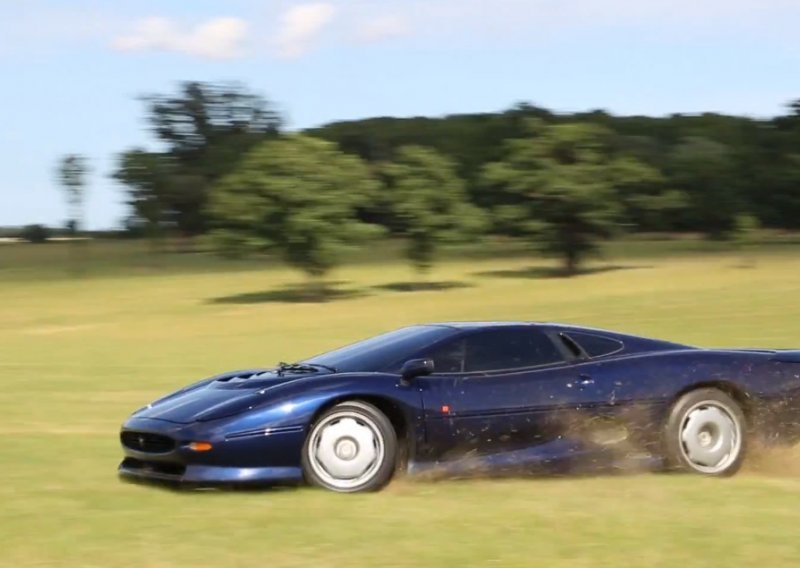 Jedan od 275 proizvedenih Jaguara XJ220 u ulozi kosilice