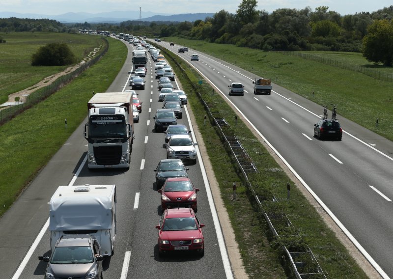 Mjestimice skliski kolnici, promet pojačan u smjeru mora