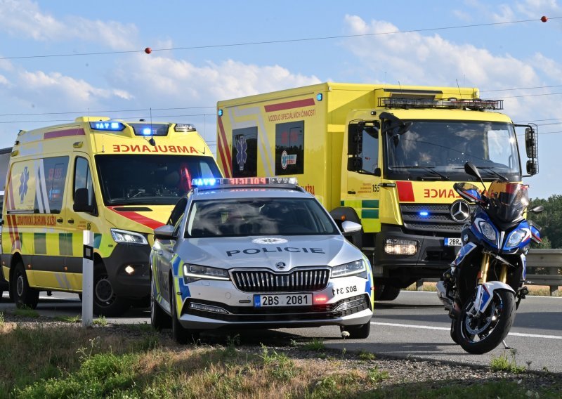Vozač poginuo u sudaru autobusa u Češkoj, više od 70 ljudi ozlijeđeno