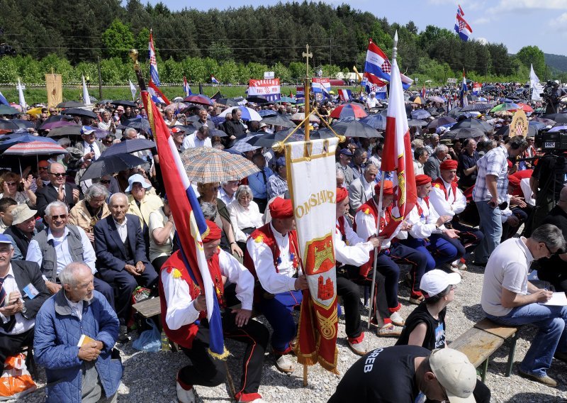 Pozvali Mesića da se pokloni bleiburškim žrtvama