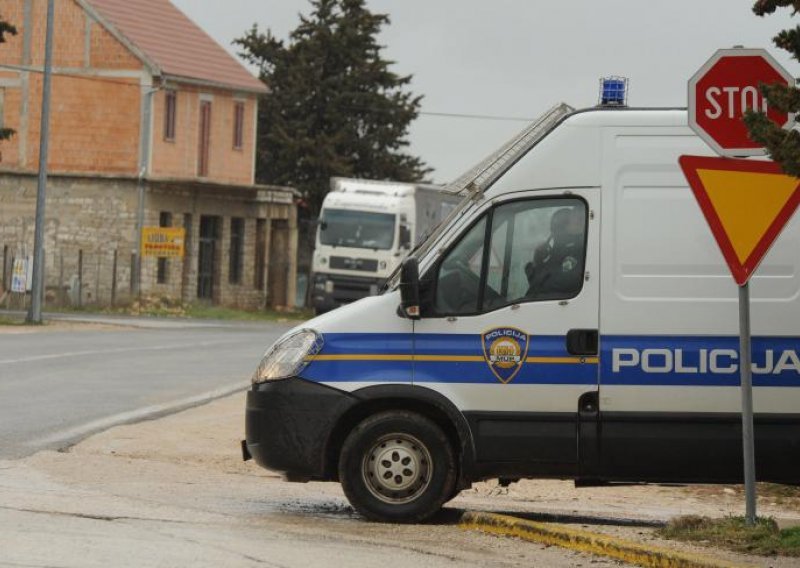 Baka autom srušila majku i kćer na pješačkom i pobjegla