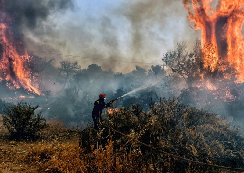 Grčka se i dalje bori s požarima, stiže pomoć iz Europe: 'Ovo je težak dan!'