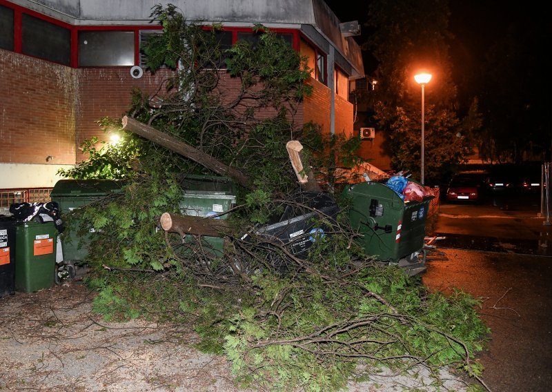 Snažno nevrijeme pogodilo sjever Hrvatske, vjetar čupao stabla i krovove