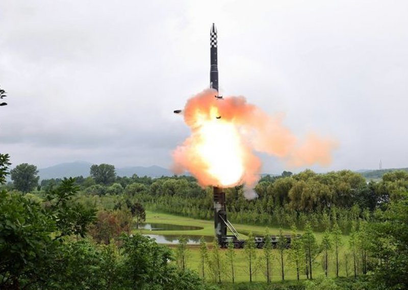 Sjeverna Koreja ispalila dva balistička projektila
