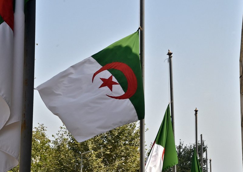 U sudaru autobusa i auta u Alžiru izgorjele 34 osobe