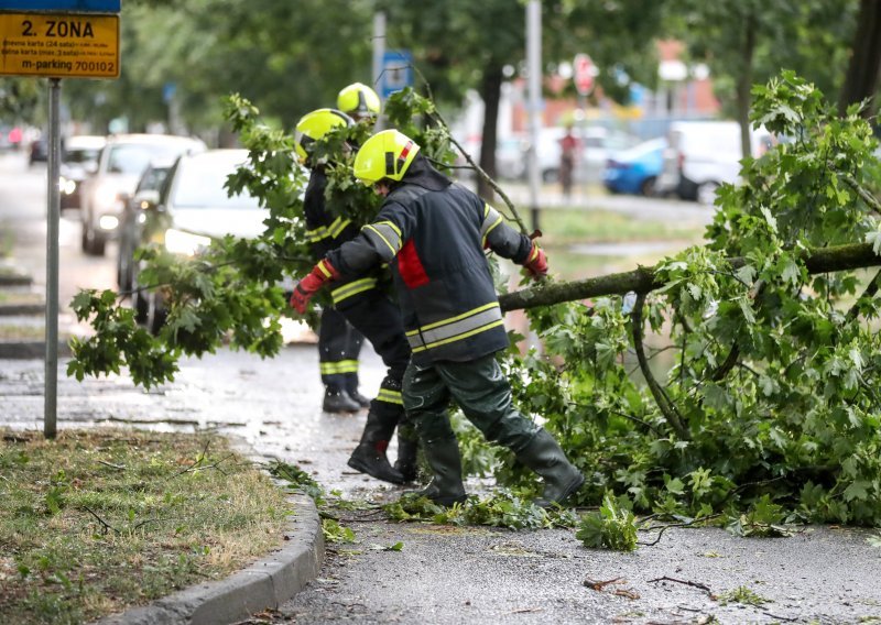 Grmljavinsko nevrijeme stiže iz Gorskog kotara: Evo uputa Civilne zaštite