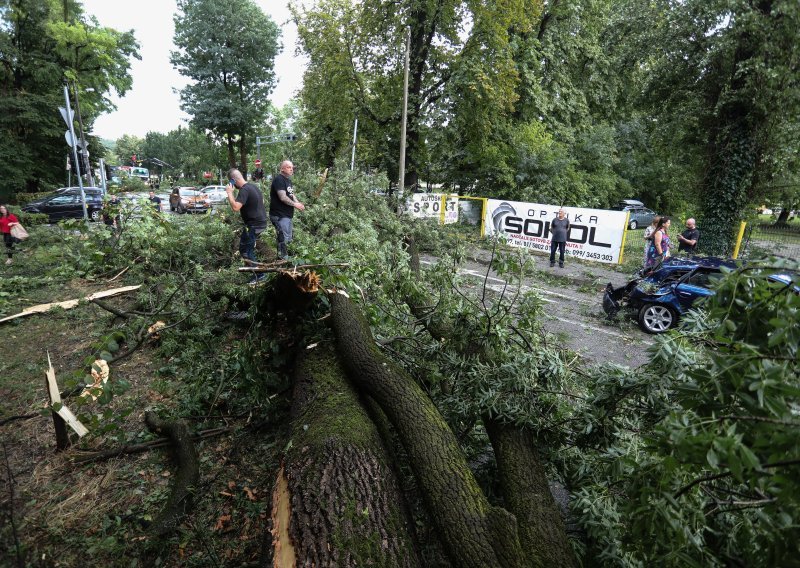 U nevremenu stradale i zagrebačke bolnice: Dio Rebra pod vodom, otpao i dio fasade