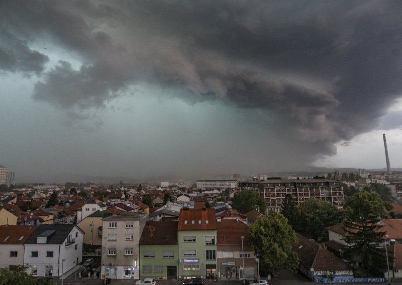 Pogledajte kako je izgledao dolazak strašnog nevremena u Zagreb