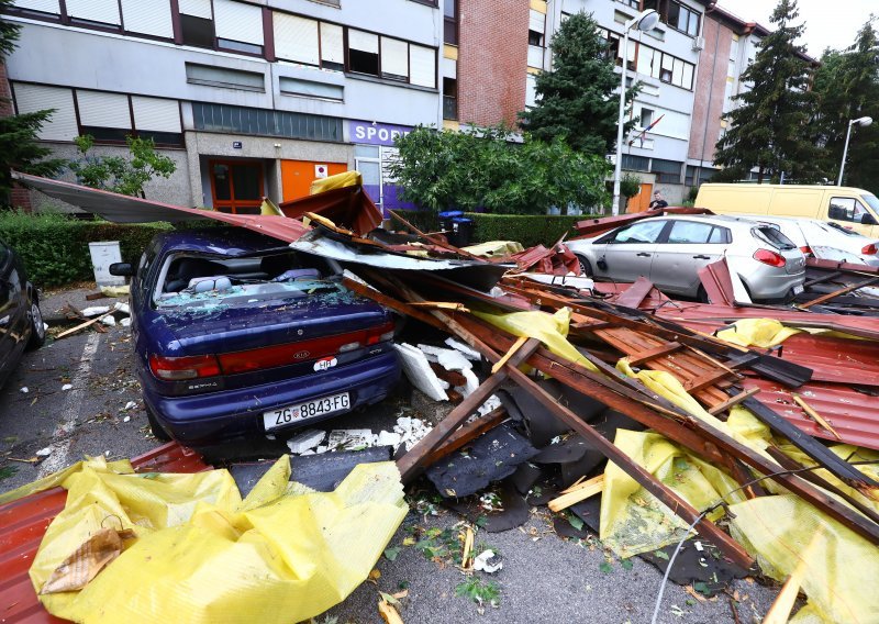 Pogledajte trenutak kada je vjetar odnio krov sa zgrade u Španskom