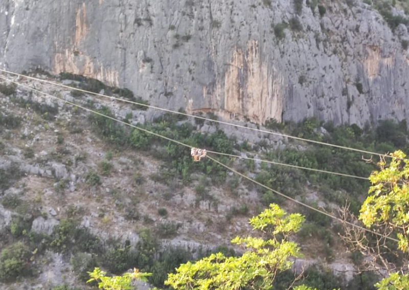 Horor na Čikoli: Troje ljudi zapelo na ziplineu, u pomoć uskočio HGSS