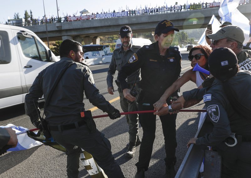 Stotine izraelskih prosvjednika hoda autocestom prema Jeruzalemu