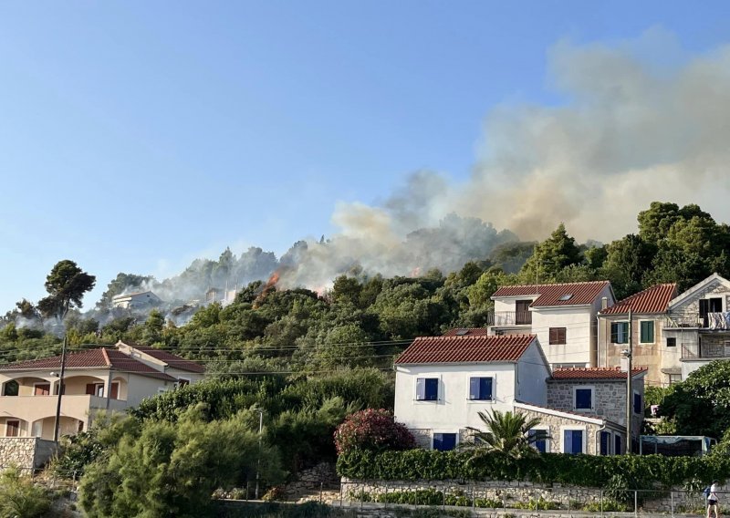 Lokaliziran požar na otoku Prviću