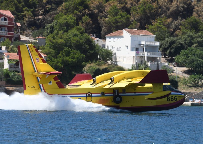 Hrvatski kanader odletio u pomoć Grčkoj