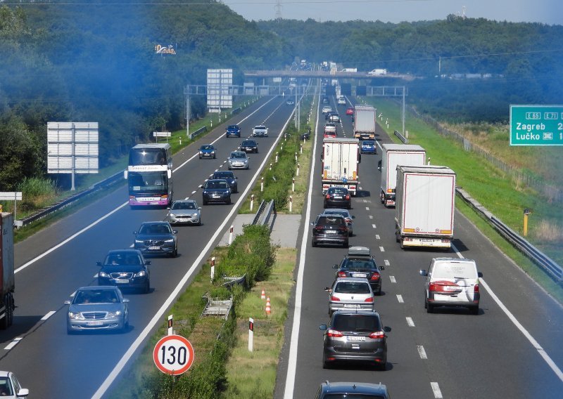 U koloni se vozi kod Svetog Roka, povećan promet kod Lučkog