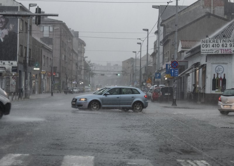 U Sloveniji narančasti alarm, stiže nova oluja, ne mogu predvidjeti gdje će udariti