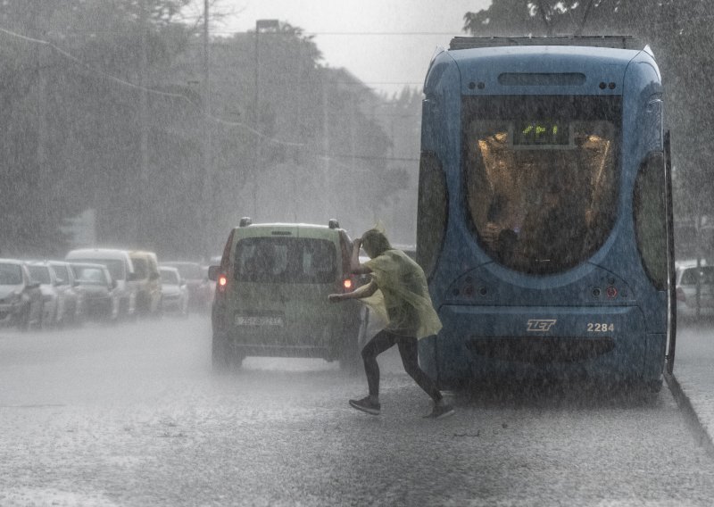 Stručnjak savjetuje kako se ponašati za vrijeme oluje: Bolje je biti unutra