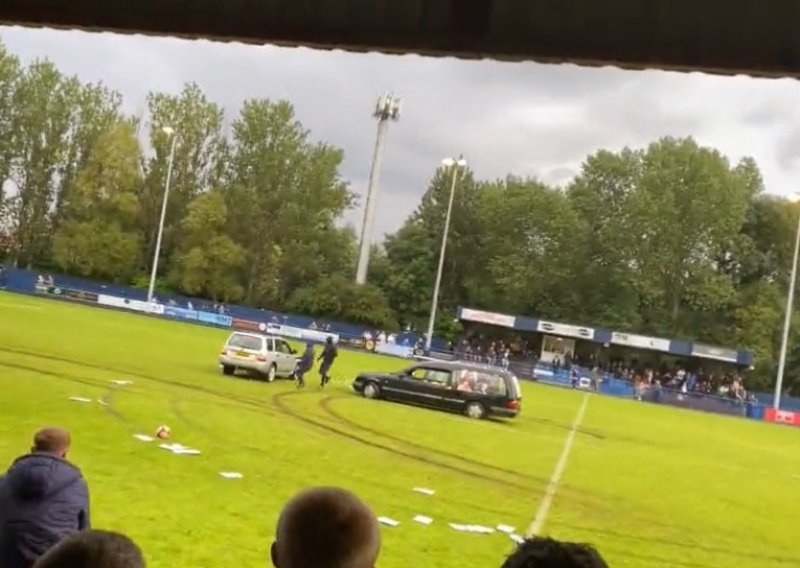 [VIDEO] Utakmica prekinuta nakon što su mrtvačka kola dovezena na teren