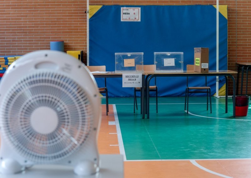 Španjolski izbori na 40 plus: Na biralištima ventilatori i boce vode
