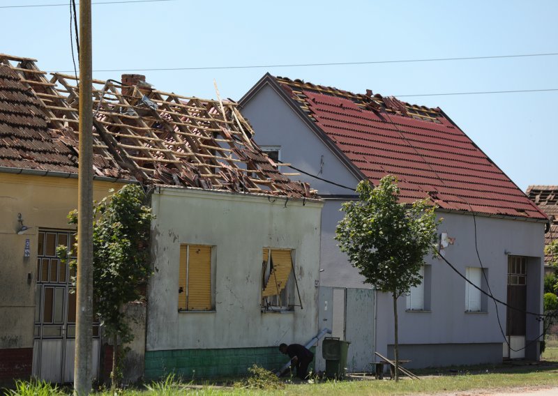 Preminuo čovjek koji je pao s krova popravljajući kuću oštećenu u nevremenu