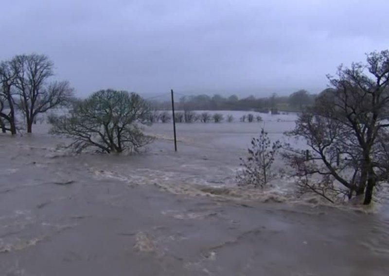 U Velikoj Britaniji poplave, uključena i vojska