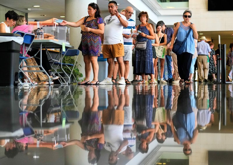 Odaziv na izbore u Španjolskoj veći nego 2019., unatoč vrućini i odmorima