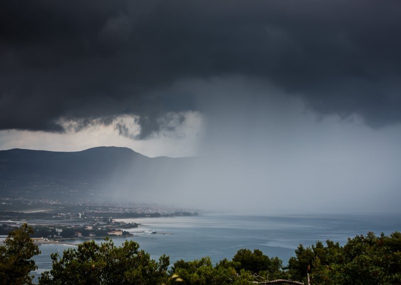 Ovo su tri ključne stvari što raditi ako vas uhvati nevrijeme na moru