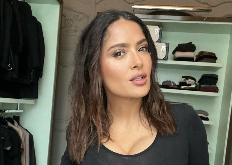 Morske vratolomije Salme Hayek: Meksička diva na leđima supruga pozdravila fanove