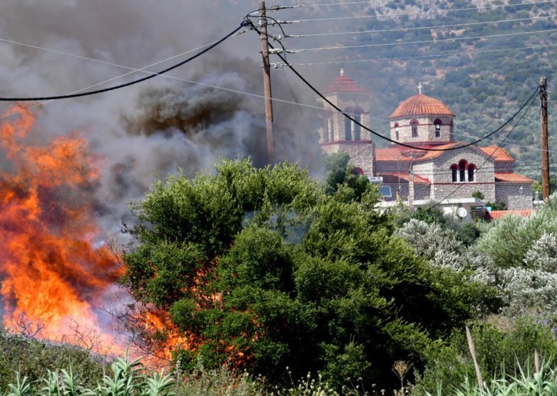 Grčka: Šumski požari ne jenjavaju, turisti napuštaju ljetovališta