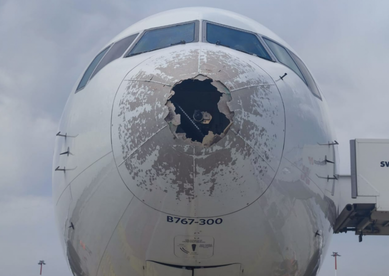 Uzbuna na letu za New York: Tuča probušila avion kao švicarski sir