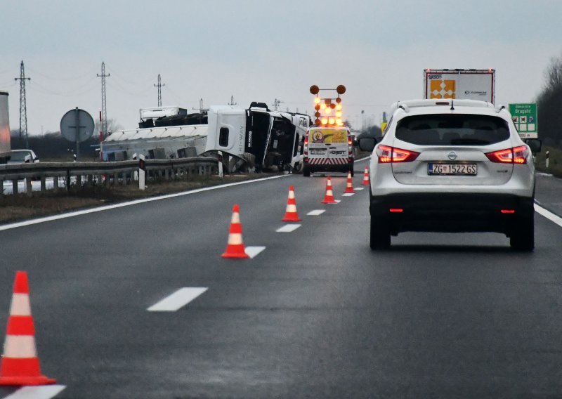 Dvoje poginulih u strašnom sudaru na autocesti kod Nove Gradiške