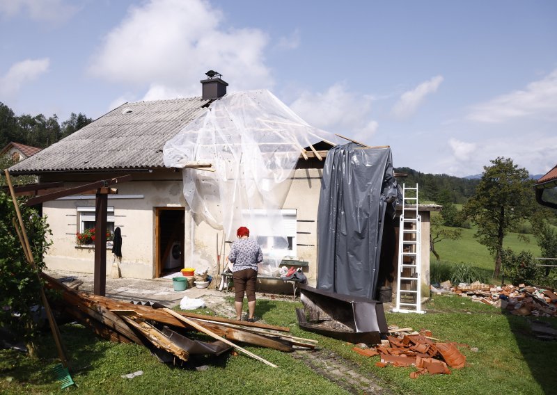 Nevrijeme u Sloveniji: Oštećeni krovovi, prozori i vozila; dio zemlje bez struje