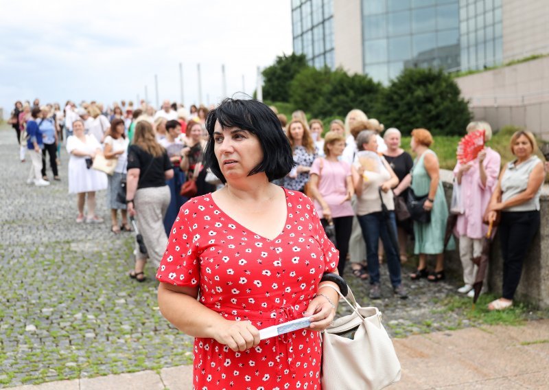 Štrajkašice opet pred zgradom NSK: 'Čuli smo na TV-u za nekakvu ponudu, pa smo došli'