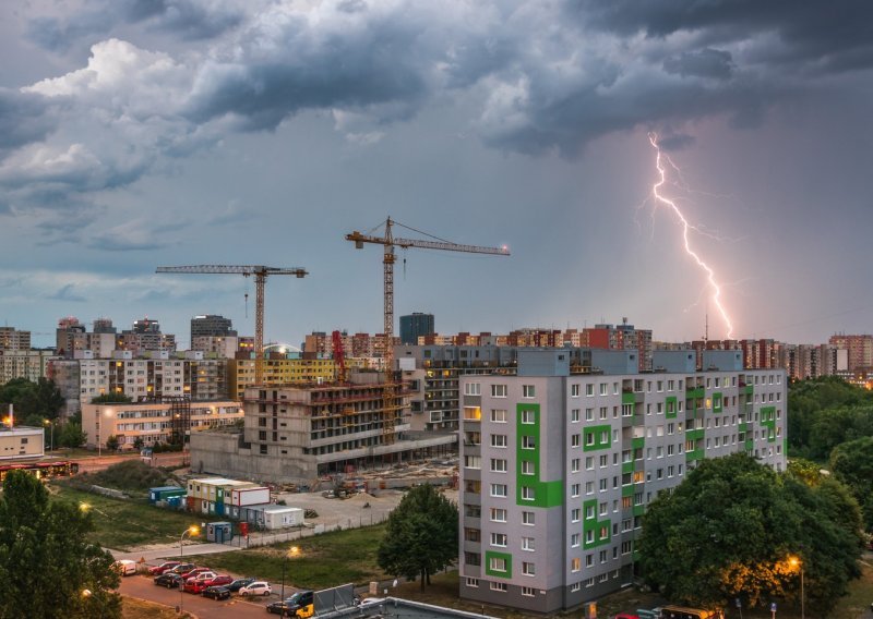 Spriječite štete: Evo kako zaštititi elektroničke uređaje u slučaju oluje