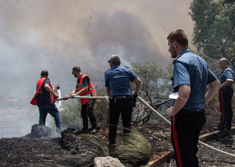 Oluje haraju sjevernom Italijom, na Siciliji bjesne požari; Palermo okružen vatrom