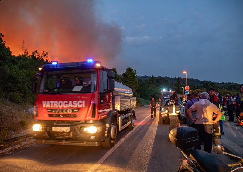 Vatrogasci se još bore s vatrenom stihijom u Župi dubrovačkoj, požar zaprijetio kućama