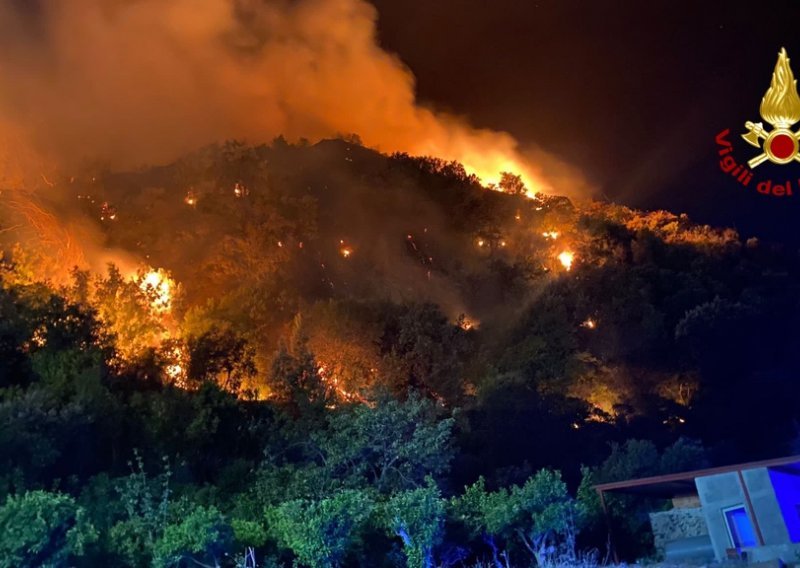 Požari opet haraju južnom Italijom, evakuirane kuće, ljudi bježe od plamena